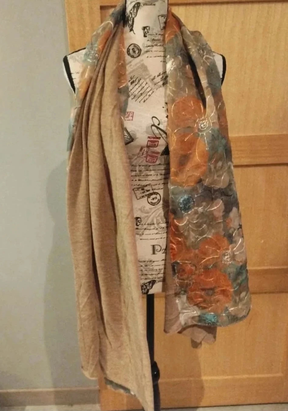 Xale longo metade com flores e lantejoulas, metade marrom, mohair/acrílico – photo 2